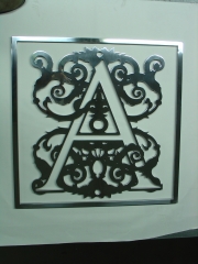 Rotulo corporeo en aluminio pulido. logotipo alhambra
