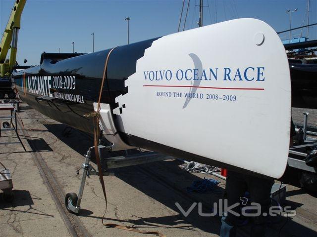 Rotulación barco para la Volvo ocean Race en el puerto de Alicante