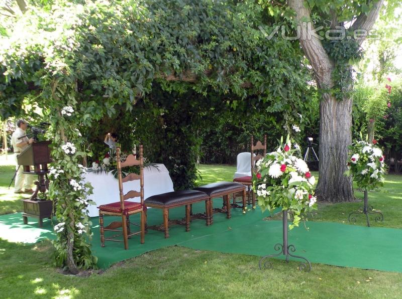 Boda civil en el jardin 2