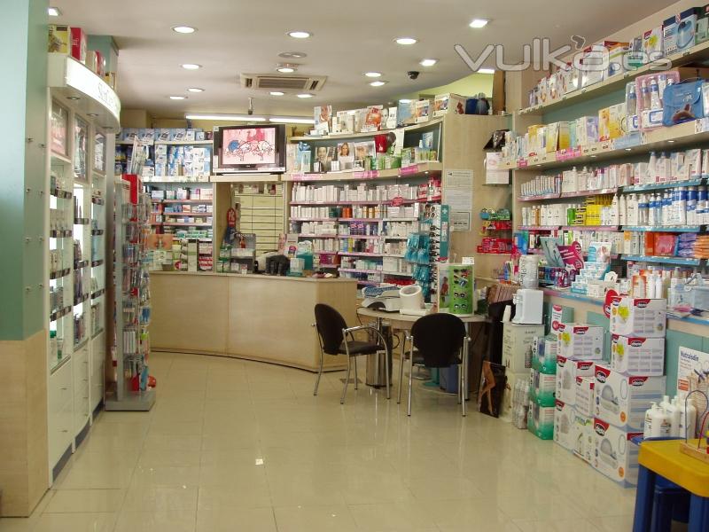 Interior de Farmacia Fras, tu farmacia en Madrid siempre cerca de ti.