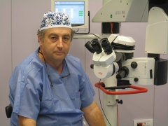 Dr miguel march en el quirofano de microcirugia ocular