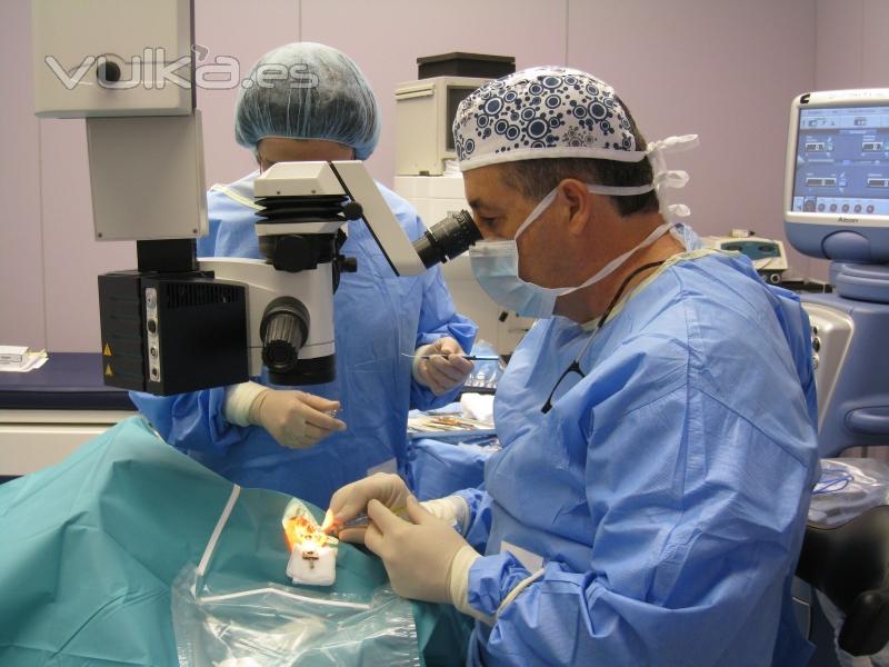 DOCTOR MIGUEL MARCH OPERANDO UNA CATARATA.