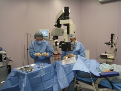 Preparando operacion de cataratas en el quirofano
