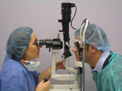 Explorando a un paciente recien operado de miopia con laser