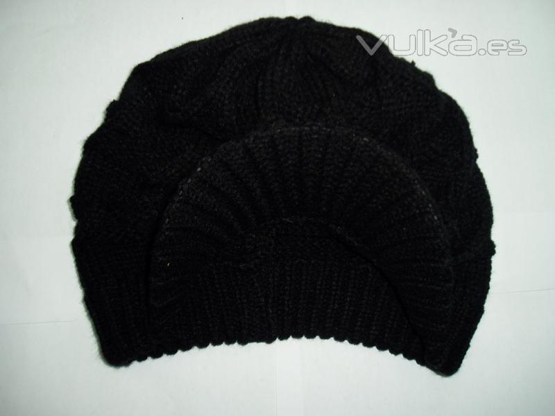 Gorro de lana con visera