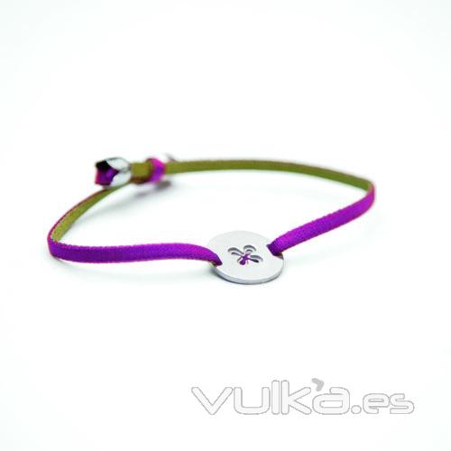 Pulsera Flor de Vida de metal rodiado con placa redonda y flor calada. 19EUR