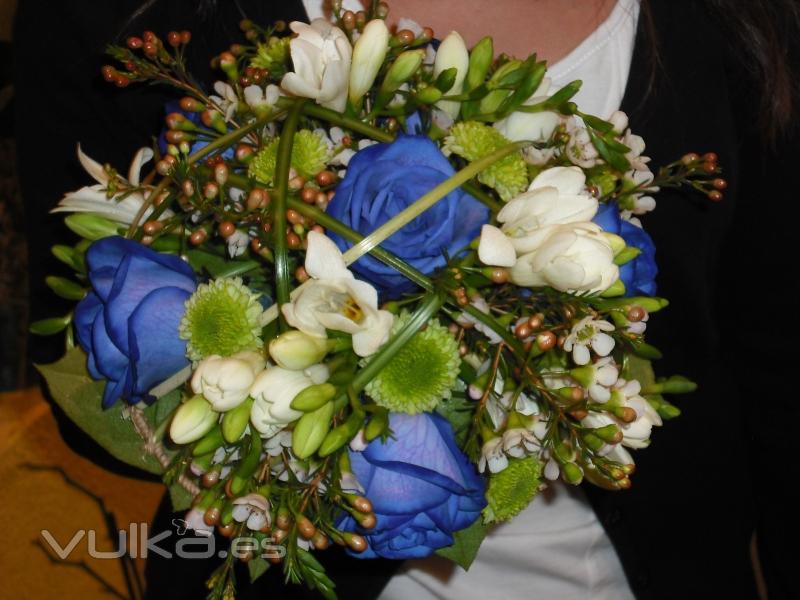 ramo de novia con rosas azules