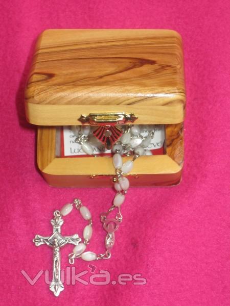 Para comunión: joyero hecho en olivo de Tierra Santa y rosario hecho en perlas de agua  de Jerusalén