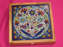 Joyero hecho con madera de olivo de tierra santa y ceramica armenia