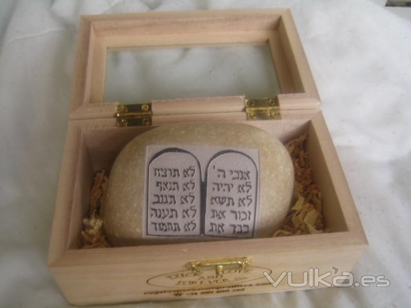 Piedra de Tierra Santa con las tablas de la ley grabadas en hebreo