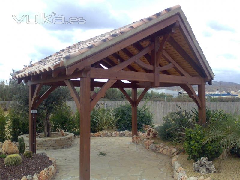Pergola de jardín con cubierta de teja rústica a dos aguas