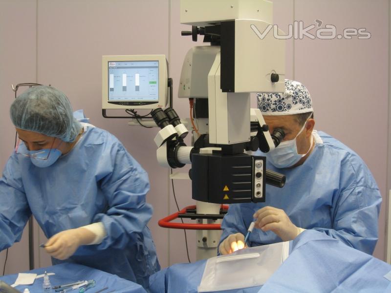 DOCTOR MIGUEL MARCH DURANTE UNA OPERACIN OCULAR.