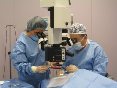 Doctor miguel march durante una ciruga ocular (implante de lente intraocular).
