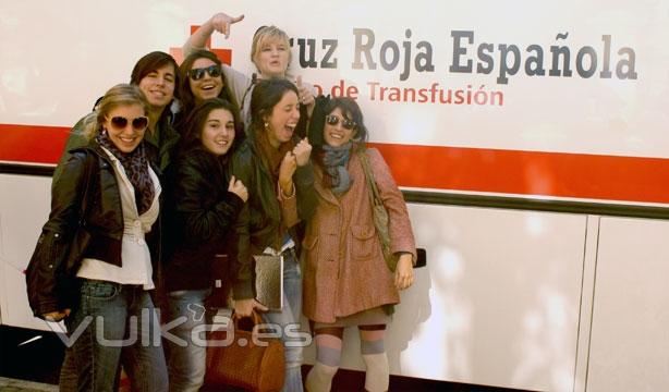 Alumnos frente al bus de donacin de sangre de la Cruz Roja Espaola