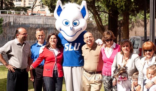 Billiken junto a miembros del staff