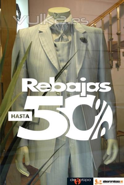 Cartelera de rebajas para comercios realizada en vinilo