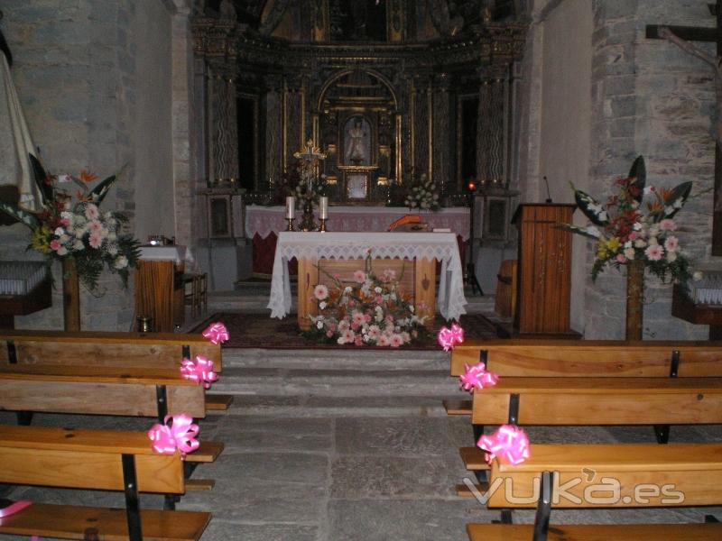 arreglo de iglesia con rosas gladiolo,gerberas , sterlicias y hojas de sterlicia 450-EUR
