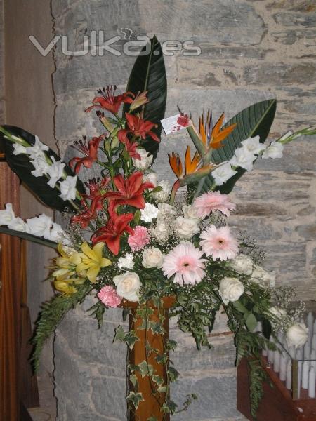 centro de rosas gerberas y sterlicias 130-EUR