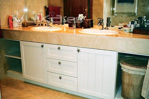 mueble de baño a medida ,lacado en blanco mate 